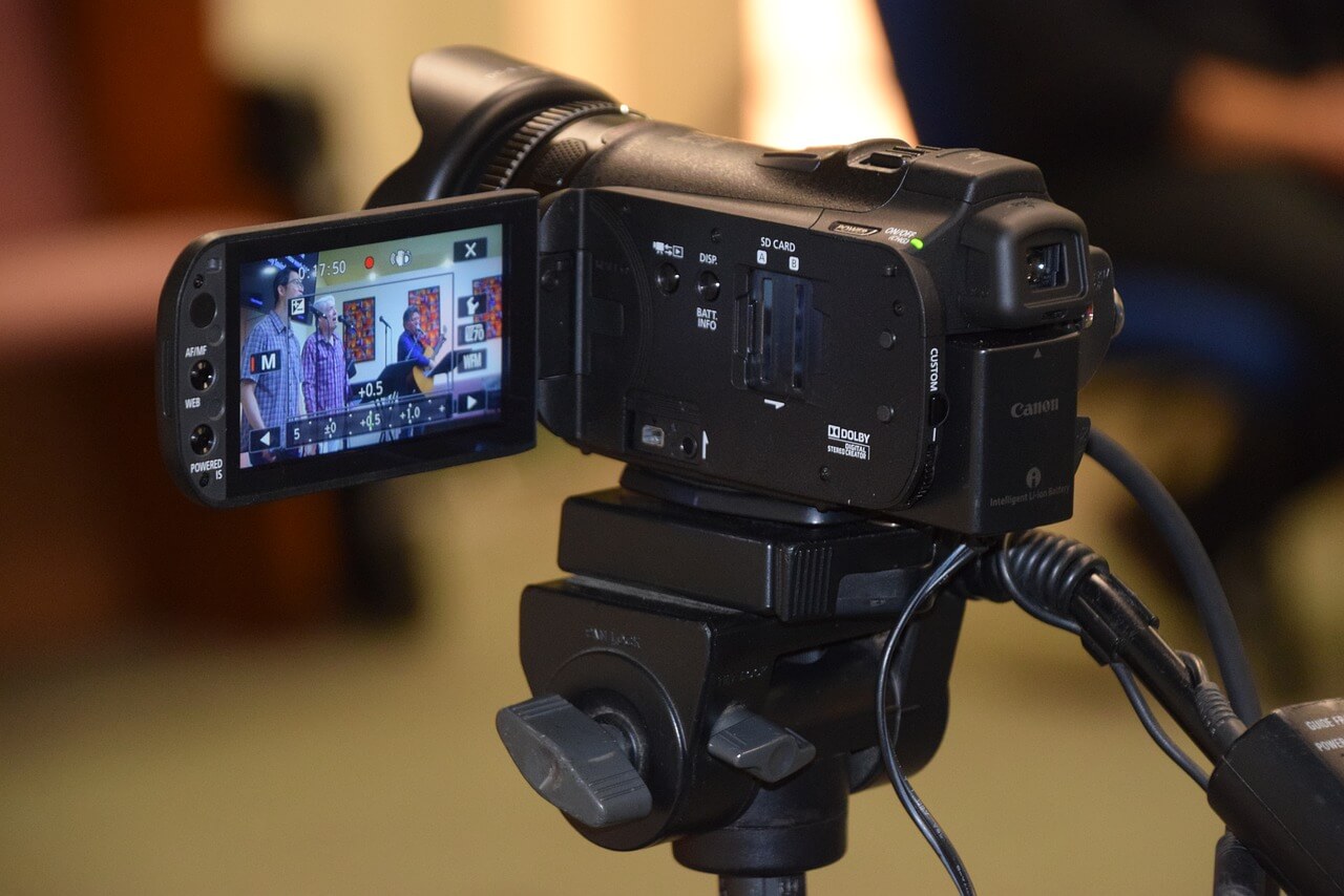 Camcorder vs DSLR Which is the Best for Video and Vlogs?